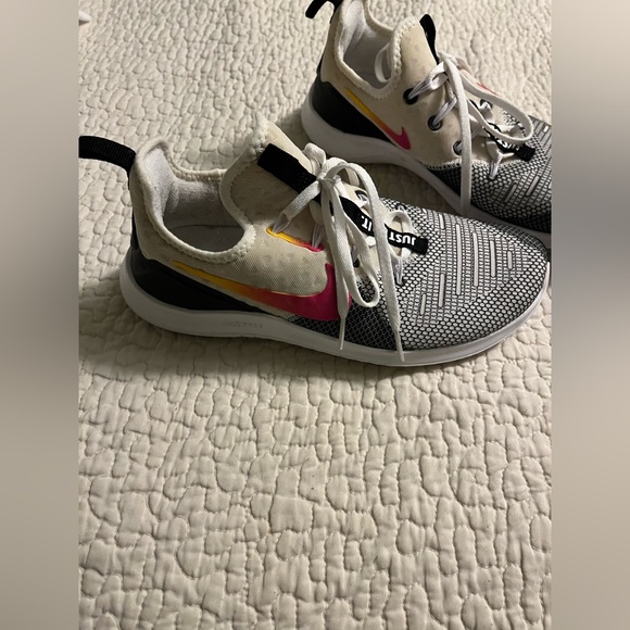 Nike - Picture 3 of 3